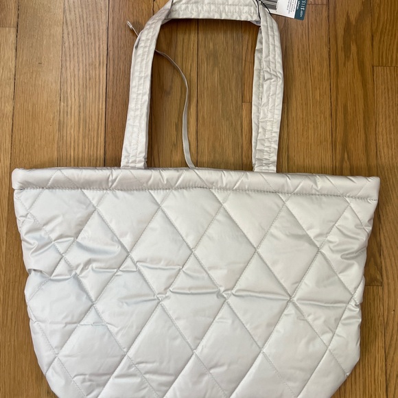 NWT Vera Bradley East West Tote - Picture 5 of 8